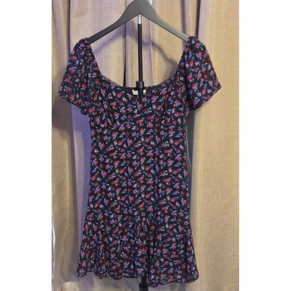 NWT Rewind Short Sleeve Floral Dress Women's Size Medium Ruffled Sleeves Hem